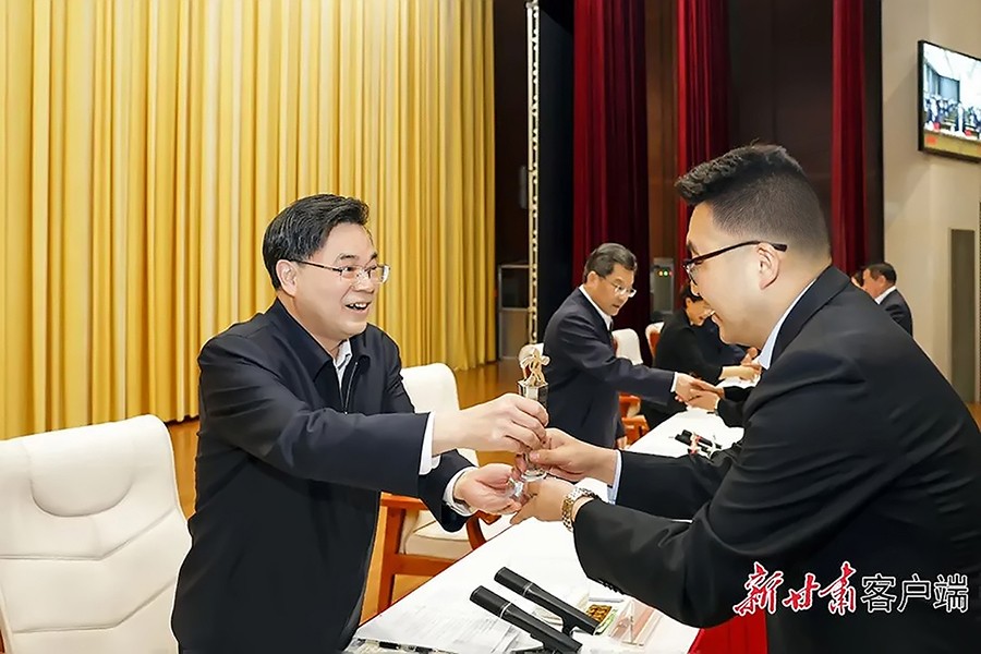 2-2023年5月，省委書記、省人大常委會主任胡昌升為金徽礦業(yè)旅游景區(qū)授“全省文化旅游發(fā)展突出貢獻集體獎”。.jpg