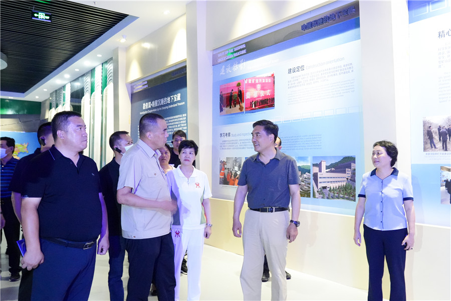 12-2022年8月，省委常委、省委統(tǒng)戰(zhàn)部長孫雪濤帶領帶領全省黨外代表人士考察團蒞臨金徽股份調研指導。.jpg