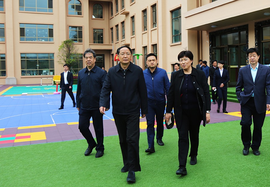 5-2018年4月，時任省政協(xié)主席、黨組書記歐陽堅蒞臨金徽企業(yè)視察。.jpg