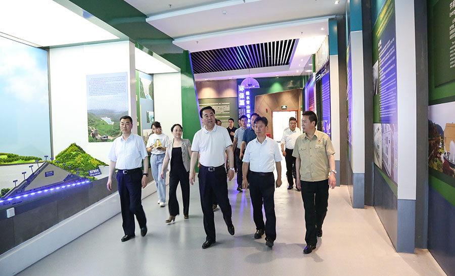 14-2021年6月，時任省委常委、省委統(tǒng)戰(zhàn)部部長馬廷禮蒞臨金徽股份調研。.jpg