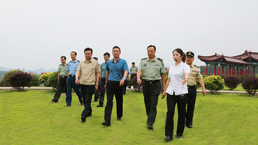 17-2020年7月，省委常委、省軍區(qū)司令員王文清蒞臨金徽股份調研企業(yè)編兵和綠色礦山建設工作是表示：金徽股份將民兵作為企業(yè)應急救援力量的一員，充分發(fā)揮了民兵作用，立起了在企業(yè)編兵的標桿。.jpg