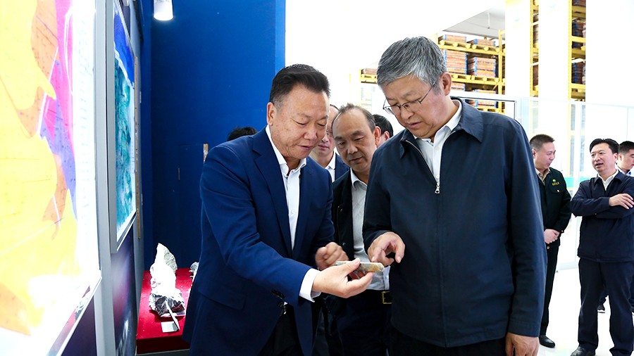 33-2021年5月，隴南市委書記張珂兵蒞臨礦區(qū)調研尾礦庫治理及綠色礦山建設情況。.jpg