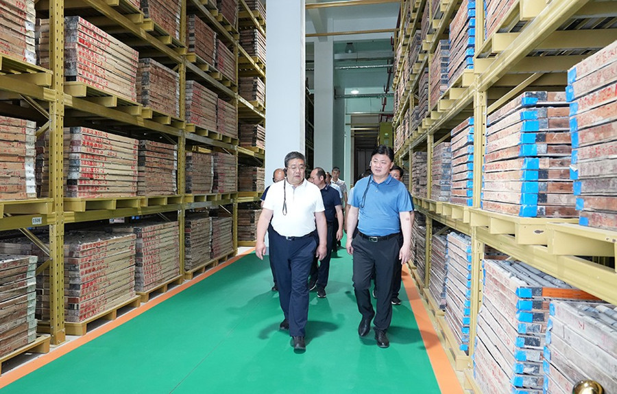 51-2022年6月，省農(nóng)業(yè)農(nóng)村廳一級巡視員朱寶瑩蒞臨金徽股份調研綠色礦山建設工作。.jpg