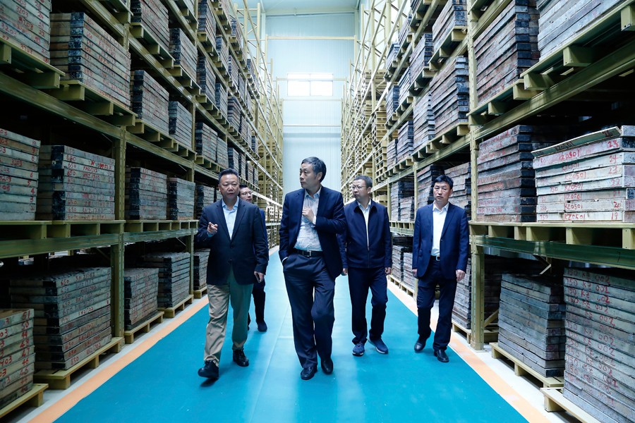 55-2019年4月，全國綠色礦山建設標準解讀與經(jīng)驗交流研討會——綠色礦業(yè)發(fā)展萬里行（隴南站）活動在金徽股份舉辦。中國礦業(yè)聯(lián)合會黨委書記、會長彭齊鳴出席主持會議，并就金徽股份的綠色礦山建設情況進行調研。.jpg